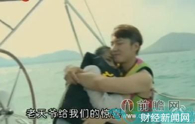 热门综艺节目《我们相爱吧》即将接近尾声，各位明星“情侣”已经结束了最后一站的拍摄，在最新播出的一期中，三对“明星情侣”感情继续升温，看得电视机前的观众心花怒发，尤其是林心如主动拥抱任重，两人越看越有戏，而乔任梁和徐璐这对人气颇高的“慌张夫妇”却遭遇不少差评，追其原因是由于过于偶像剧情节，让两人的甜蜜互动多了一些刻意的成分。  7月5日晚播出的最新一期《我们相爱吧》中，慌张夫妇乔任梁再次为徐璐唱情歌，这次唱的情歌和上一次不同，这次是乔任梁写给徐璐的专属情歌，还让徐璐加入和声，夫妇两非常甜蜜，狂虐单身狗。出海游玩的慌张夫妇徐璐晕船，乔任梁一把搂住徐璐的画面，也相当有爱。  但就捡戒指情节，也有网友吐槽道：我现在越来越相信，乔任梁徐璐是不在一起的，而且这期节目剧本痕迹真的好重，尤其捡戒指那里，不是特指谁，只是说情节太瞎了。日前，接受采访的乔任梁也主动跟徐璐“划清界限”，称择偶标准第一是对方不能是圈内人，不会和徐璐结婚。
